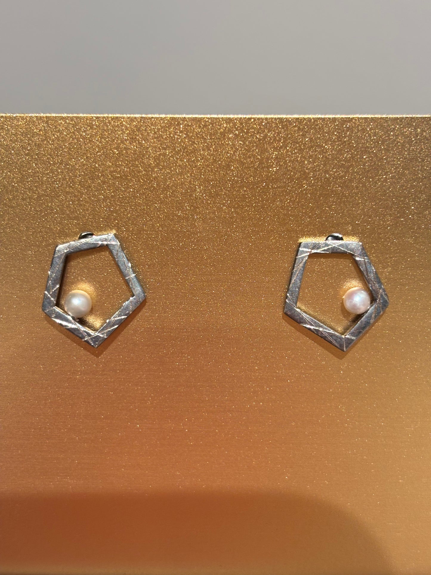 Mini pentagon earrings with pearls