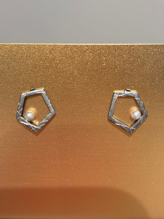 Mini pentagon earrings with pearls